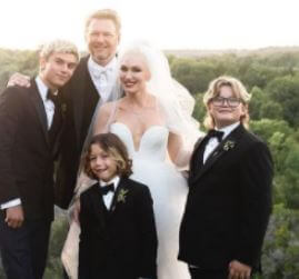 Dennis Stefani daughter Gwen Stefani with her children and newly married husband Blake Shelton.